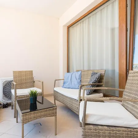 Seaside Apartment *